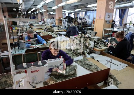 Non esclusiva: IVANO-FRANKIVSK, UCRAINA - 28 OTTOBRE 2022 - i lavoratori cucivano oggetti per l'esercito ucraino all'impresa di formazione e produzione di Foto Stock