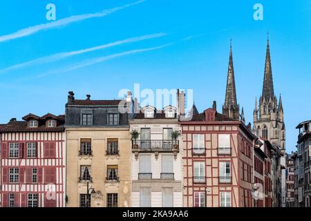 Bayonne nel Pays Basque, facciate tipiche con persiane colorate nel centro storico, con la cattedrale Sainte-Marie sullo sfondo Foto Stock