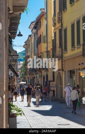 Como città panoramica, vista in estate di persone che camminano in Via Vittorio Emanuele nel centro storico della città di Como, Lago di Como, Italia, Lombardia Foto Stock