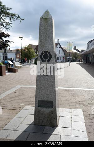 L'obelisco di pietra che segna l'inizio della camminata a lunga distanza lungo la West Highland Way, Milngavie, East Dunbartonshire, Scotland, UK Foto Stock