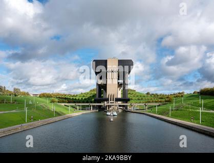 ascensore di strepy-thieu nel canale tra bruxelles e charleroi in belgio Foto Stock