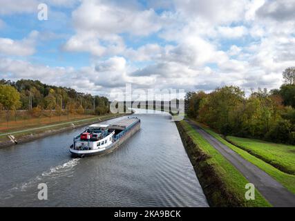 chiatta nel canale tra bruxelles e charleroi il giorno di sole in autunno Foto Stock