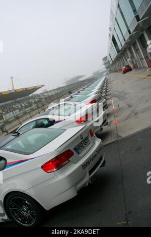 Uno scatto verticale di una fila di 2008 BMW E90 M3 bianche al circuito del Nurburgring Grand Prix Foto Stock