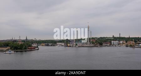 Vista di Gröna Lund (Green Grove), o colloquialmente Grönan, un parco divertimenti della città dal punto di vista di Fjällgatan, situato nel quartiere di Södermalm Foto Stock