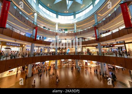 Dubai, Emirati Arabi Uniti - 06 gennaio 2012: Vista dell'interno del Dubai Mall con le persone che fanno shopping. È il secondo centro commerciale più grande del mondo Foto Stock