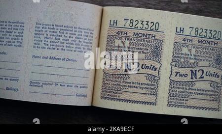 Libro benzina 1973. Anche se non è accaduto, nel 1973 il governo si preparò a reintrodurre il razionamento della benzina in Gran Bretagna. I libri di razione furono copiati dai libri della seconda guerra mondiale e furono rilasciati a personale chiave . Gillian Brooke era un terapeuta professionale del servizio sanitario nazionale ed il suo lavoro era abbastanza critico affinchè lei fosse pubblicato con un libro. Come lo schema non è accaduto la maggior parte dei libri di razione o sono stati richiamati o gettato via. Gillian la tenne che fu trovata nel 2019. Foto Stock