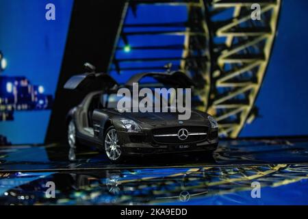 Un primo piano di un'auto giocattolo nera di lusso Mercedes SLS AMG con porte aperte Foto Stock