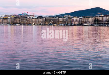 Vista del terrapieno serale di Ginevra sul lago leman Foto Stock