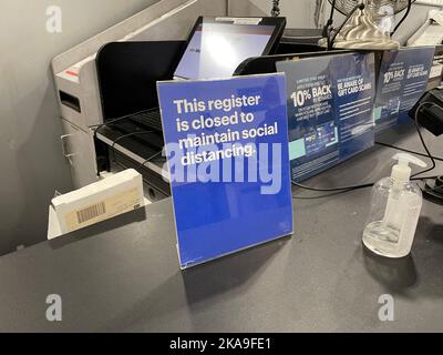 Augusta, GA USA - 05 03 22: Best Buy retail store chiuso registro per l'allontanamento sociale Foto Stock