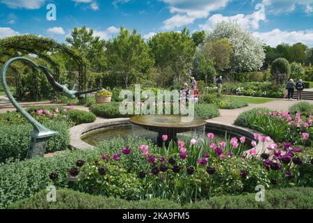 Scultura femminile 'Divaa' in resina di bronzo di Mark Swan MRSS al RHS Wisley Garden, Surrey, Inghilterra Foto Stock