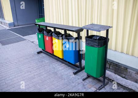 Contenitori colorati per la raccolta differenziata Foto Stock