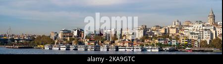 Vista panoramica dell'attracco dei traghetti del molo di Karaköy sul Corno d'Oro, a est del Ponte di Galata Foto Stock