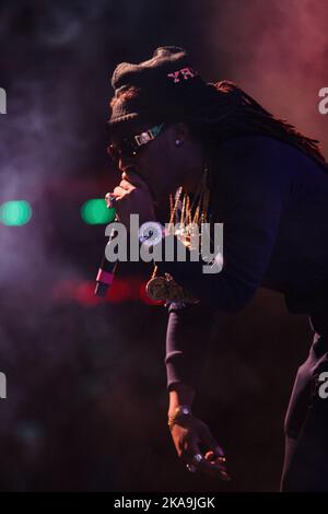 Ritratto di Takeoff da Migos. La famosa cantante rap americana Kirshnik Khari Ball, aka YRN, decolora di esibirsi dal vivo sul palco di un concerto nel night club. MOSCA - 28, MARZO, 2015 Foto Stock