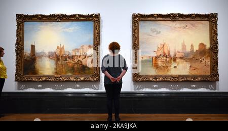 Due immagini rivoluzionarie di Joseph Mallord William Turner (1775–1851) torneranno nel Regno Unito per la prima volta in oltre 100 anni, come parte di una nuova mostra dedicata alla National Gallery.Porto di Dieppe: Changement de domicilio e Colonia, l'arrivo di un Packet-Boat: La sera, dipinta a metà degli anni '1820s, non è stata vista nel Regno Unito dal 1911. Furono esposti a New York nel 1914 alla Knoedler Gallery, e successivamente acquisiti lo stesso anno dall'industriale americano Henry Clay Frick. Da allora sono rimasti negli Stati Uniti. Foto Stock