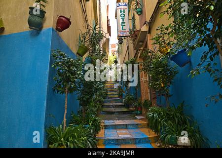 Una strada laterale colorata nella città di Tanger Foto Stock