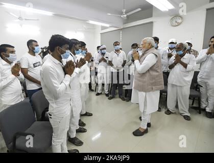 Morbi, India. 01st Nov 2022. Il primo ministro indiano Narendra modi, centro, saluta le famiglie delle vittime del crollo del ponte pedonale Morbi, 1 novembre 2022, a Morbi, Gujarat, India. Il ponte sospeso dell'epoca vittoriana, recentemente ristrutturato, è crollato uccidendo almeno 135 persone il 30th ottobre. Credit: Ufficio stampa/PIB Photo/Alamy Live News Foto Stock