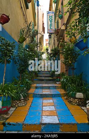 Una strada laterale colorata nella città di Tanger Foto Stock