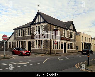 Horse and Grroom Public House, Cowbridge High Street, South Wales, UK., Red Mini Car. inizio autunno, 2022. Ottobre. Foto Stock