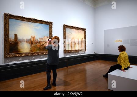 Due immagini rivoluzionarie di Joseph Mallord William Turner (1775–1851) torneranno nel Regno Unito per la prima volta in oltre 100 anni, come parte di una nuova mostra dedicata alla National Gallery.Porto di Dieppe: Changement de domicilio e Colonia, l'arrivo di un Packet-Boat: La sera, dipinta a metà degli anni '1820s, non è stata vista nel Regno Unito dal 1911. Furono esposti a New York nel 1914 alla Knoedler Gallery, e successivamente acquisiti lo stesso anno dall'industriale americano Henry Clay Frick. Da allora sono rimasti negli Stati Uniti. Foto Stock