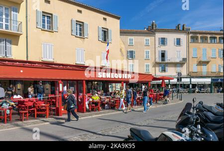Saint-Tropez, Costa Azzurra, Costa Azzurra, Provenza, Francia. Senequier ristorante-cafe su Quai Jean Jaures. Foto Stock