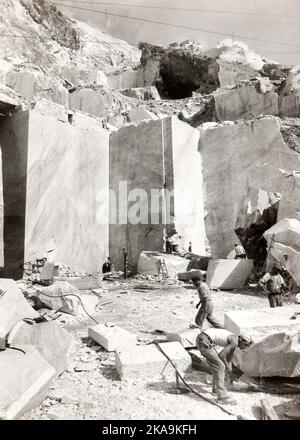 Scavi nelle cave di marmo di Carrara nei primi anni Cinquanta Foto Stock