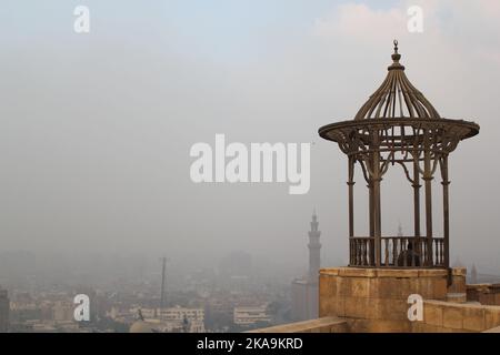 Una vista appannata dalle colline di Mokattam nell'Egitto inquinato del Cairo Foto Stock