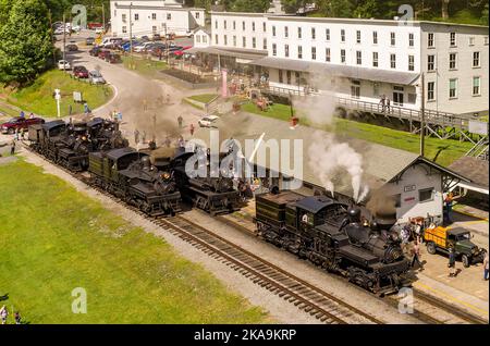 Cass, West Virginia, 18 giugno 2022 - Vista aerea di cinque motori a vapore Shay, riscaldamento per una parata di vapore con tutti e cinque i motori in un giorno estivo soleggiato Foto Stock