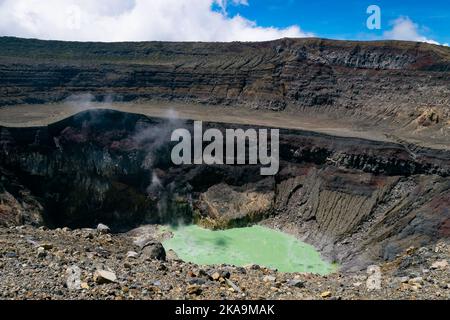 La capanna Santa Ana lago vulcanico nel cratere Foto Stock