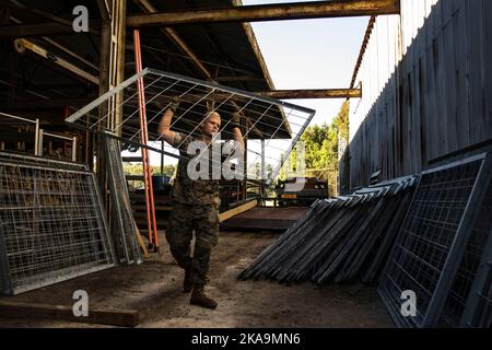 Parris Island, Carolina del Sud, Stati Uniti. 6th Ott 2022. Marines con 8th Engineer Support Battalion, 2nd Marine Logistics Group, fare la costruzione a bordo di Marine Corps Recruit Depot Parris Island, S.C. il mese di ottobre. 6, 2022. Saldatori, macchinisti ed elettricisti di 8th ESB costruiscono modifiche di sicurezza da installare sulle caserme di reclutamento attraverso il deposito. Credit: U.S. Marines/ZUMA Press Wire Service/ZUMAPRESS.com/Alamy Live News Foto Stock