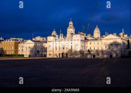 LONDRA - 3 novembre 2020: Horse Guards Parade in luce del sole con nuvole buie e una grande gru da costruzione Foto Stock