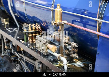 Primo piano di alcune delle tubazioni di controllo protette da vapore sulla locomotiva a vapore Whillan Beck che corre sulle 7 miglia panoramiche di pista da Ravenglass Foto Stock