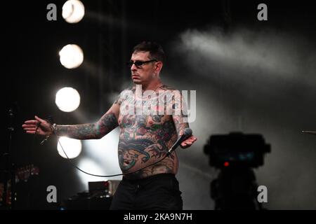 Sebastian Murphy dei Viagra Boys sul lontano fuori Stage al festival Green Man 2022 in Galles, Regno Unito, 2022 agosto. Foto: Rob Watkins Foto Stock