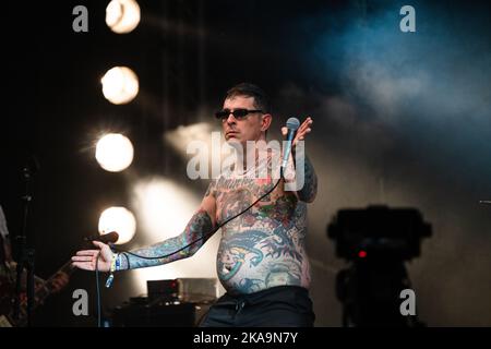 Sebastian Murphy dei Viagra Boys sul lontano fuori Stage al festival Green Man 2022 in Galles, Regno Unito, 2022 agosto. Foto: Rob Watkins Foto Stock