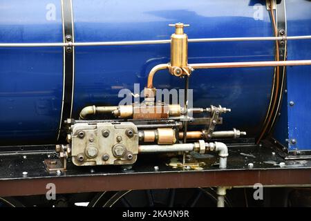 Primo piano di alcune delle tubazioni di controllo sulla locomotiva a vapore Whillan Beck che corre sulle 7 miglia panoramiche di pista da Ravenglass a Dalegarth Foto Stock