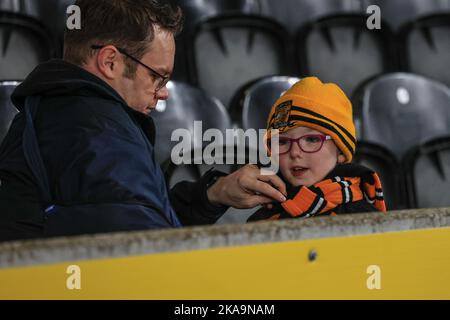 Un giovane fan di Hull ha la sua sciarpa legata in questa fredda serata umida di novembre durante la partita del Campionato Sky Bet Hull City vs Middlesbrough al MKM Stadium, Hull, Regno Unito, 1st novembre 2022 (Foto di Mark Cosgrove/News Images) Foto Stock