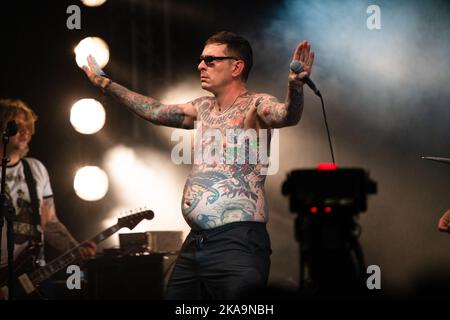 Sebastian Murphy dei Viagra Boys sul lontano fuori Stage al festival Green Man 2022 in Galles, Regno Unito, 2022 agosto. Foto: Rob Watkins Foto Stock