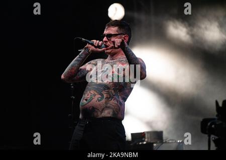 Sebastian Murphy dei Viagra Boys sul lontano fuori Stage al festival Green Man 2022 in Galles, Regno Unito, 2022 agosto. Foto: Rob Watkins Foto Stock