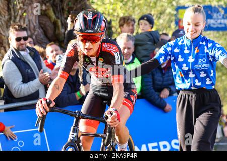 Melden, Belgio, 01 novembre 2022. L'olandese Denise Betsema ha raffigurato dopo la gara femminile durante il Koppenbergcross, la prima gara (su otto) del X2O° Trofeo Badkamers, a Melden, martedì 01 novembre 2022. FOTO DI BELGA DAVID PINTENS Foto Stock