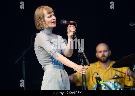 Jenny Hval suona il Mountain Stage al Green Man Festival 2022 in Galles, Regno Unito, agosto 2022. Foto: Rob Watkins Foto Stock