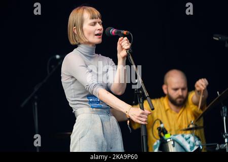 Jenny Hval suona il Mountain Stage al Green Man Festival 2022 in Galles, Regno Unito, agosto 2022. Foto: Rob Watkins Foto Stock