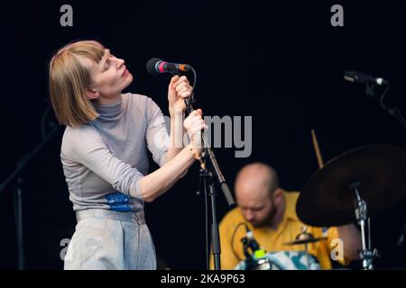 Jenny Hval suona il Mountain Stage al Green Man Festival 2022 in Galles, Regno Unito, agosto 2022. Foto: Rob Watkins Foto Stock