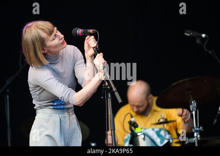 Jenny Hval suona il Mountain Stage al Green Man Festival 2022 in Galles, Regno Unito, agosto 2022. Foto: Rob Watkins Foto Stock