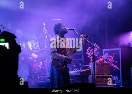 Michael Kiwanuka è in prima linea sul Mountain Stage il giorno quattro al Green Man Festival 2022 in Galles, Regno Unito. Foto: Rob Watkins Foto Stock