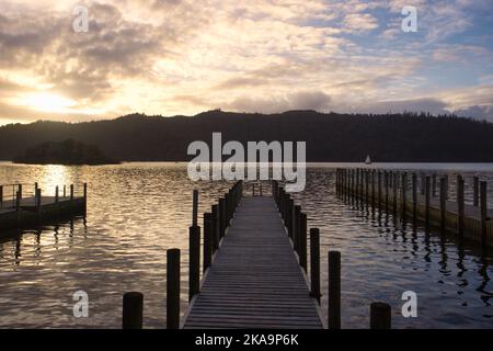 Tramonto sul lago Windermere nel Lake District Foto Stock