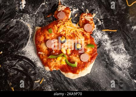 L'attività di preparazione della pizza con i bambini aiuta a migliorare le capacità motorie Foto Stock