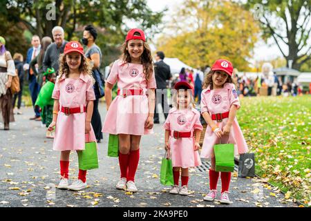 Washington, Stati Uniti d'America. 31st Ott 2022. Washington, Stati Uniti d'America. 31 ottobre 2022. Le ragazze vestite come giocatori di baseball delle donne partecipano alla celebrazione annuale di Halloween sul prato sud della Casa Bianca, 31 ottobre 2022 a Washington, DC l'evento ha incluso i bambini dei vigili del fuoco, degli infermieri, degli ufficiali di polizia e dei membri della Guardia nazionale. Credit: Adam Schultz/White House Photo/Alamy Live News Foto Stock