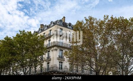 Parigi, bell'edificio, antica facciata boulevard Hausmann Foto Stock