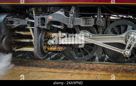 Vista ravvicinata delle ruote motrici di un treno a vapore di una vecchia locomotiva restaurata Foto Stock