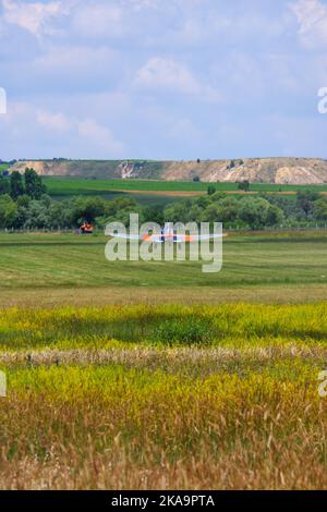 Aereo pronto per decollo su colline. In attesa su erba all'aperto in natura Foto Stock
