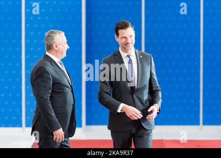 Praga, Repubblica Ceca. 31st Ott 2022. Il ministro del Commercio estero della Svezia Johan Forssell (R) e il ministro ceco dell'industria e del Commercio Jozef Sikela (L) hanno partecipato alla riunione informale dei ministri europei del Commercio a Praga. Tra i temi principali della riunione figurano l'importanza geostrategica del commercio nel contesto dell'aggressione russa in Ucraina, le relazioni commerciali tra l'UE e gli USA e il commercio digitale. Credit: SOPA Images Limited/Alamy Live News Foto Stock